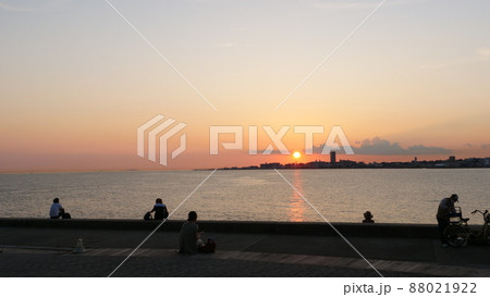 海辺から見た夕景。夕日を眺める人々。(シルエット) 88021922