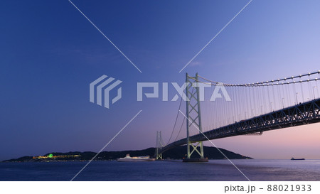 明石海峡大橋の夕景、夜景。行き交う船。 88021933