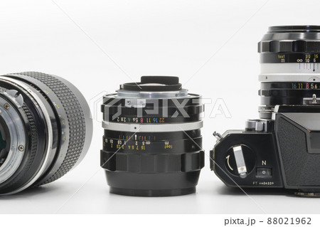 古い一眼レフカメラと交換レンズ 88021962