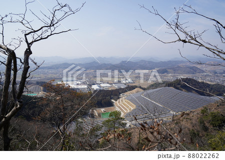 唐沢山神社から諏訪岳に向かう低山ハイキングコース　諏訪岳登り途中から見える田沼工業団地方面 88022262
