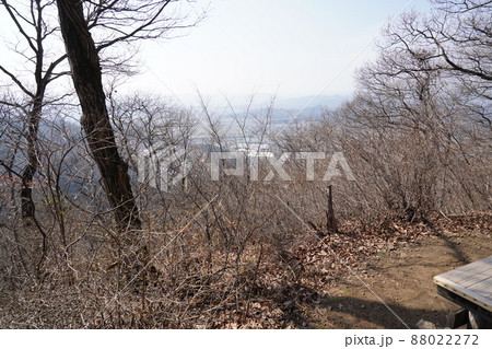 唐沢山神社から諏訪岳に向かう低山ハイキングコース　諏訪岳山頂から田沼方面 88022272