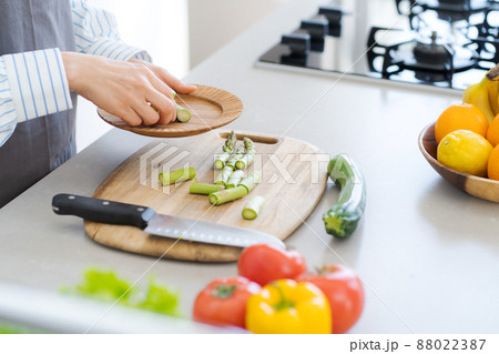 調理をする女性　手元 88022387