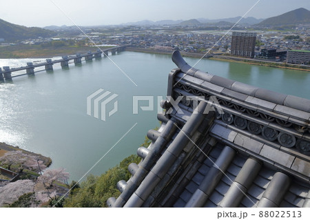 お城の天守から眺める木曽川の橋（犬山城、犬山頭首工ライン大橋　愛知県 犬山市） 88022513