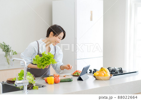 キッチンに立つ女性 88022664