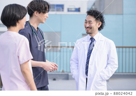 談笑する休憩中のドクター 談笑する休憩中のドクター 88024042