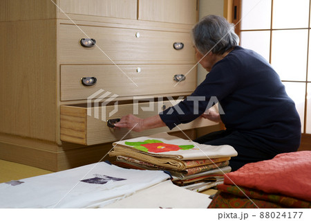 着物ダンスを整理する高齢女性 88024177