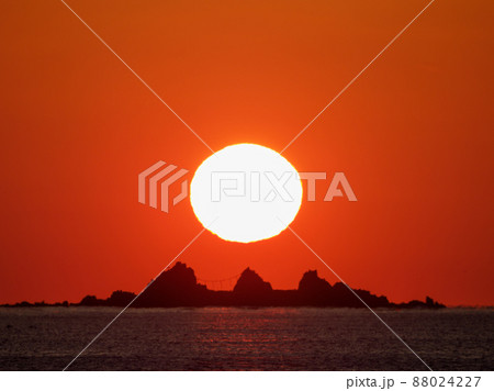 神奈川_真鶴三ツ石から昇るダルマ太陽 88024227