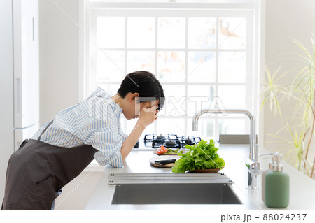 落ち込む主婦　ママ 88024237