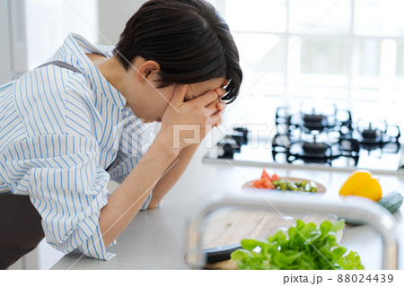 落ち込む主婦　ママ 88024439