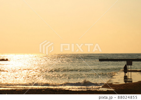 駿河湾の海の夕陽とシルエット 88024855