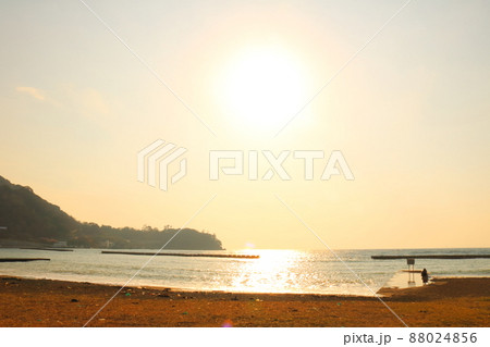 駿河湾の海の夕陽とシルエット 駿河湾の海の夕陽とシルエット 88024856