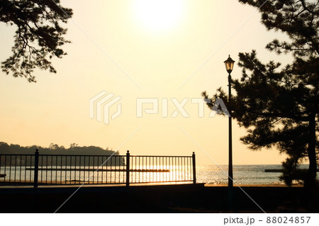 駿河湾の海の夕陽とシルエット 駿河湾の海の夕陽とシルエット 88024857
