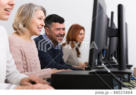 Elderly people attending pc class 88025868