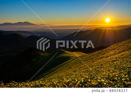 信州ビーナスライン・三峰山の夜明け 信州ビーナスライン・三峰山の夜明け 88026327