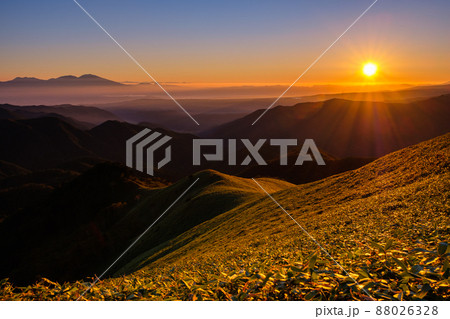 信州ビーナスライン・三峰山の夜明け 信州ビーナスライン・三峰山の夜明け 88026328