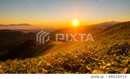 信州ビーナスライン・三峰山の夜明け 信州ビーナスライン・三峰山の夜明け 88026414