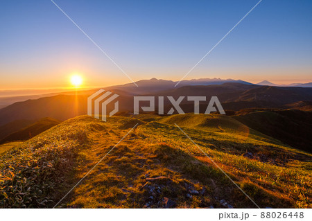 信州ビーナスライン・三峰山の夜明け 88026448