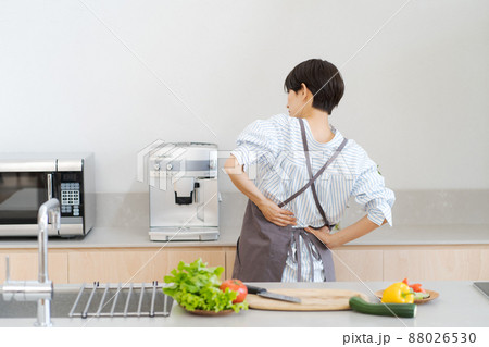 腰痛　主婦　キッチン　 88026530