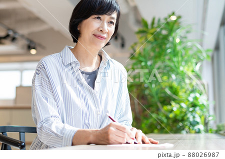 女性　手紙　ミドル　撮影協力：WEEK芝大門(サンフロンティア不動産) 88026987