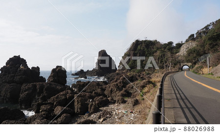 越前海岸 銭ヶ浜海水浴場付近の岩礁 越前海岸 銭ヶ浜海水浴場付近の岩礁 88026988