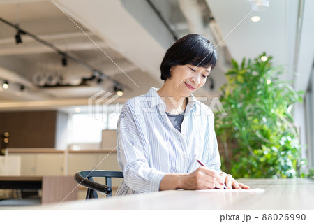 女性　手紙　ミドル　撮影協力：WEEK芝大門(サンフロンティア不動産) 88026990