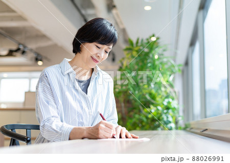 女性 手紙 ミドル 撮影協力:WEEK芝大門(サンフロンティア不動産) 女性 手紙 ミドル 撮影協力:WEEK芝大門(サンフロンティア不動産) 88026991
