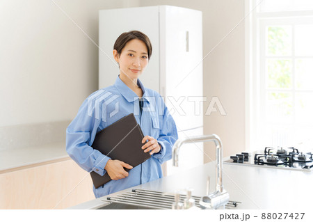 キッチンリフォーム　女性作業員 88027427