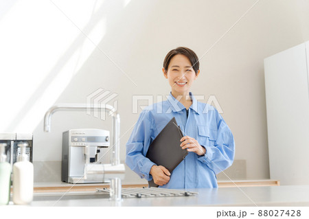 キッチンリフォーム　女性作業員 88027428