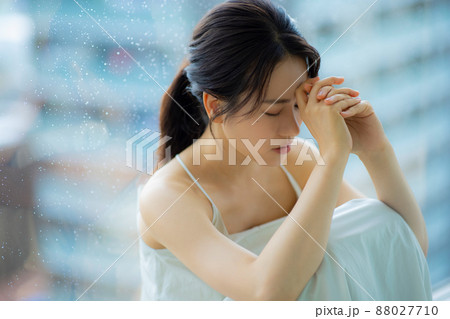 窓辺の女性 頭痛 悩み 窓辺の女性 頭痛 悩み 88027710
