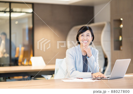 ビジネスウーマン　ミドル女性　オフィス　撮影協力：WEEK芝大門(サンフロンティア不動産) 88027800