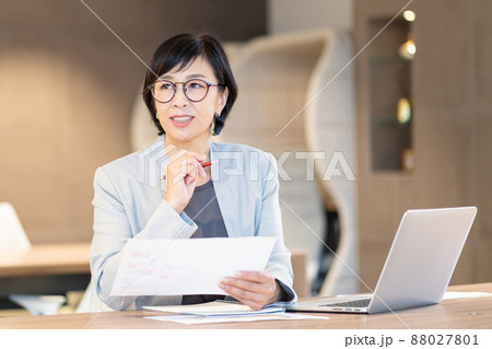 ビジネスウーマン　ミドル女性　オフィス　撮影協力：WEEK芝大門(サンフロンティア不動産) 88027801