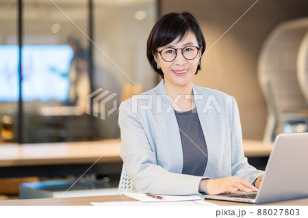 ビジネスウーマン　ミドル女性　オフィス　撮影協力：WEEK芝大門(サンフロンティア不動産) 88027803