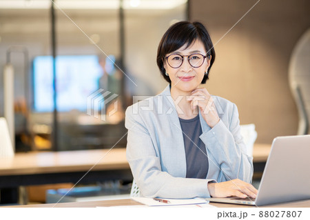 ビジネスウーマン ミドル女性 オフィス 撮影協力:WEEK芝大門(サンフロンティア不動産) ビジネスウーマン ミドル女性 オフィス 撮影協力:WEEK芝大門(サンフロンティア不動産) 88027807