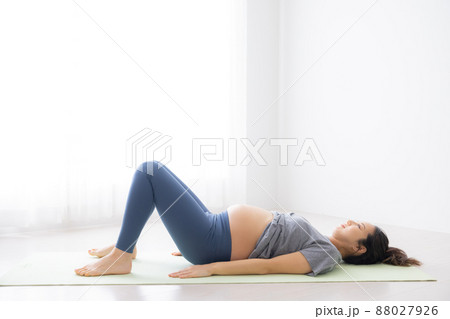 マタニティヨガイメージ　妊婦 88027926