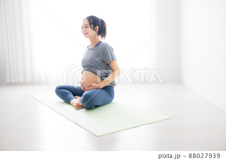 マタニティヨガイメージ　妊婦 88027939