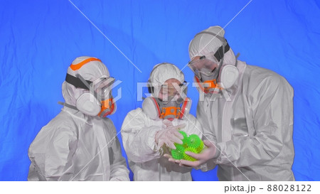Family of doctors scientists health worker in respirator. Mom dad and daughter portrait, wearing protect medical mask. Coronavirus pandemic covid-19. 88028122