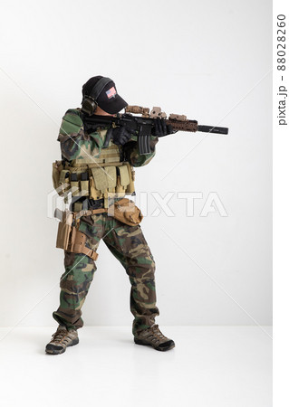 銃を構える男性　No war 88028260