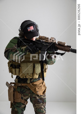 銃を構える男性 war 銃を構える男性 war 88028266