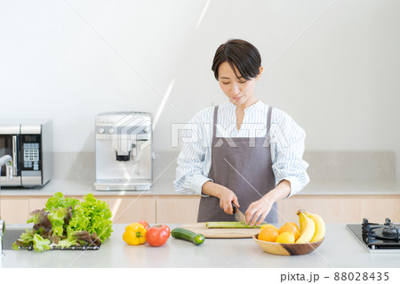 キッチンに立つ女性 キッチンに立つ女性 88028435