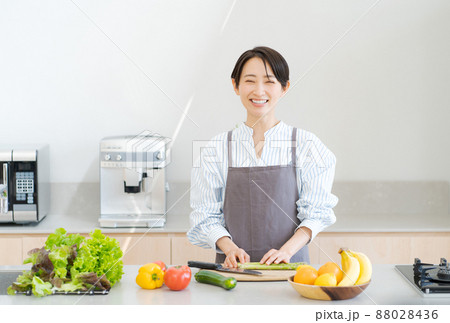 キッチンに立つ女性 88028436