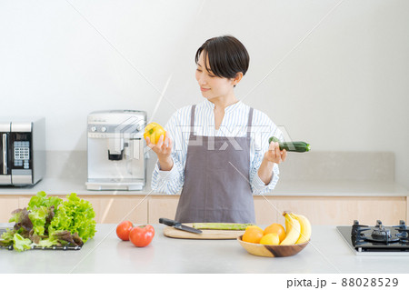 キッチンに立つ女性 キッチンに立つ女性 88028529