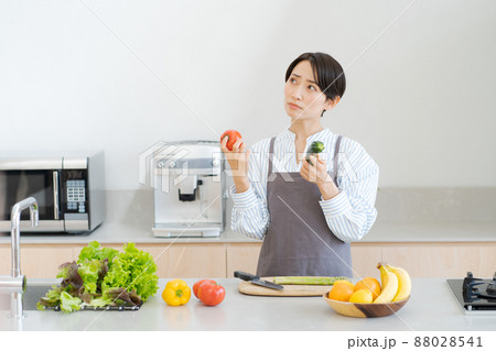 キッチンに立つ女性 88028541