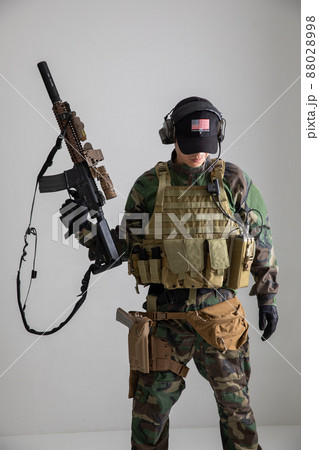 銃を構える軍人　Military personnel 88028998