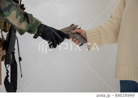 銃を渡す手元 war 銃を渡す手元 war 88028999