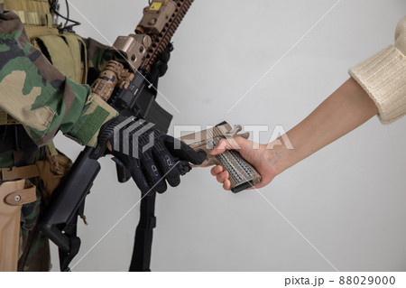 銃を受け取る手元 war 銃を受け取る手元 war 88029000