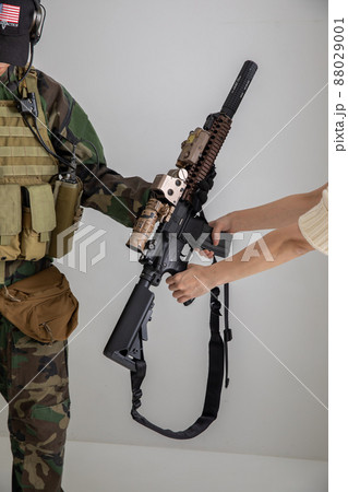 兵士から一般人に渡る銃 gun 兵士から一般人に渡る銃 gun 88029001