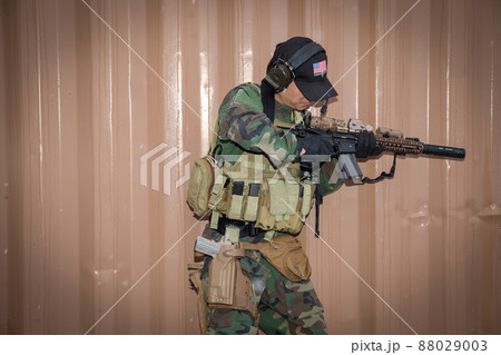 銃を構える男性 survival 銃を構える男性 survival 88029003