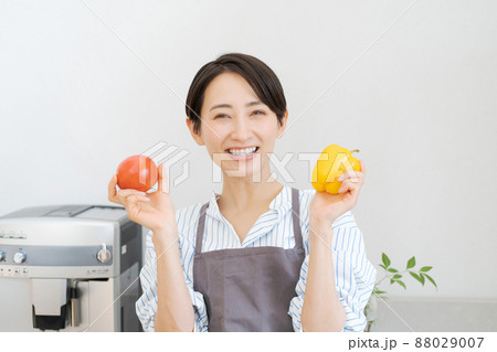 野菜を持つ女性 88029007
