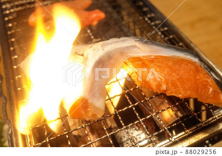 銀鮭カマを網焼きする 88029256