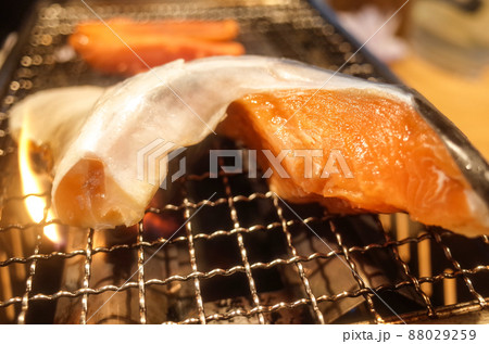 鮭カマの塩焼き 88029259